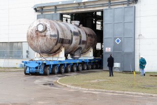 Transport of the steam generator to the storage area prior to its subsequent fragmentation