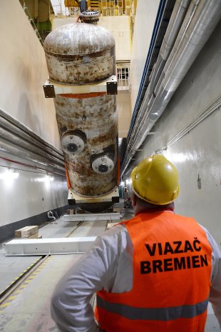 Placing of the steam generator to the siding corridor prior to transport 